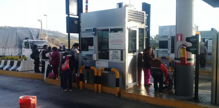 Se apoderan manifestantes de las Casetas de Huitzo y Suchixtlahuaca