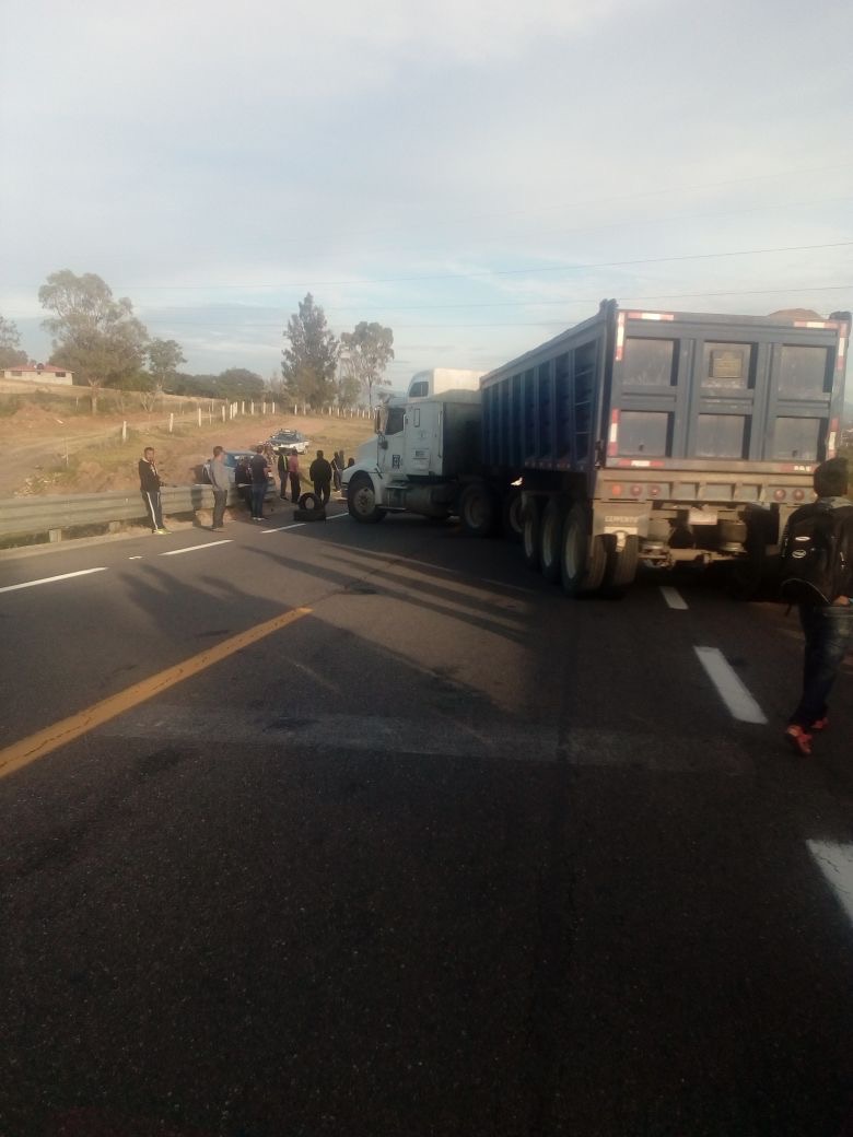 Habitantes de Nochixtlán toman Caseta de Huitzo y cierran a la altura de su comunidad