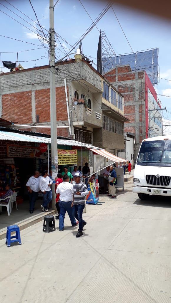 Con bloqueo urbaneros piden aumentar el pasaje en 10 pesos