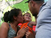 “Nunca pensé que fueran tan crueles”; bebé inmigrante regresa a casa