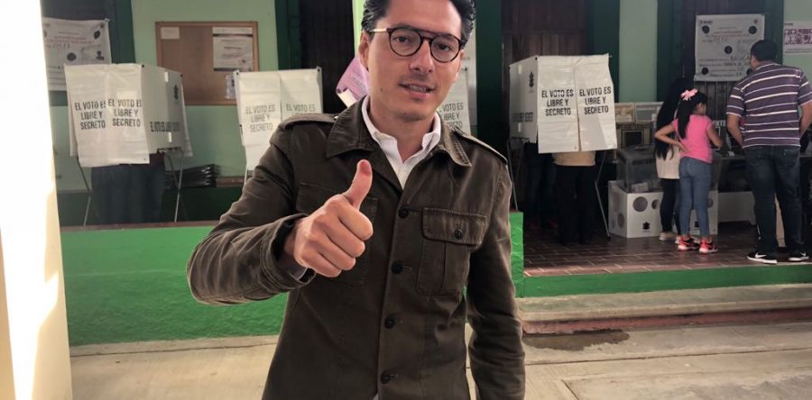 Ejerce Daniel Constantino su derecho al voto