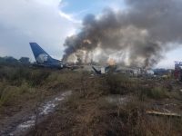 Reportan desplome de un avión de Aeroméxico a minutos de haber despegado