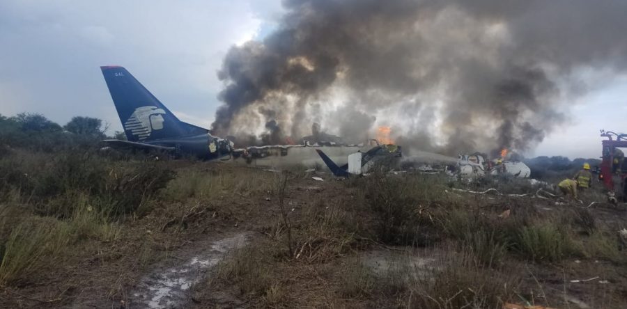 Reportan desplome de un avión de Aeroméxico a minutos de haber despegado
