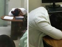 Exhiben a doctora del IMSS durmiendo en horas laborales mientras pacientes esperan