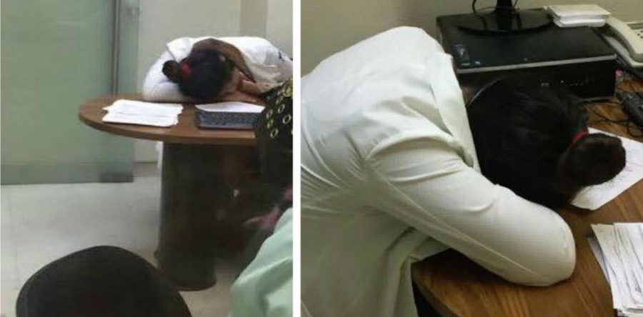 Exhiben a doctora del IMSS durmiendo en horas laborales mientras pacientes esperan