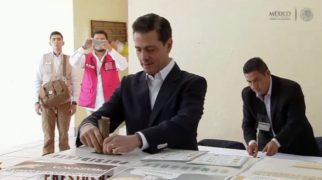 El presidente Enrique Peña Nieto emite su voto y da un breve mensaje