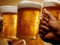 Beber alcohol podría prevenir demencia: estudio