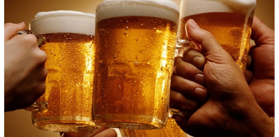 Beber alcohol podría prevenir demencia: estudio