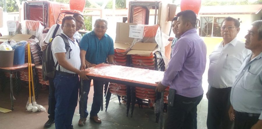 Entrega IEEPO apoyos educativos en San Juan Guichicovi por más de un mdp