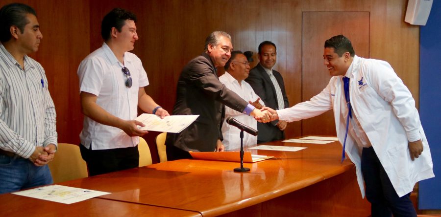 Entrega FCQ-UABJO otra generación de 38 químicos farmacéuticos biólogos