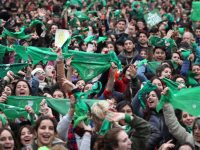 Miles de argentinos hacen largas filas para renunciar a la Iglesia católica