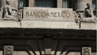 Alza de salarios prende ‘focos amarillos’ para Banxico