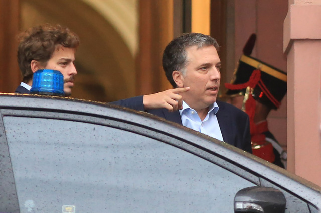 Argentina sube tasa de interés para sortear crisis económica