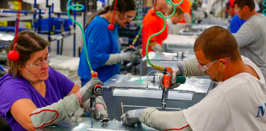 Aumenta personal manufacturero pero bajan los sueldos: INEGI