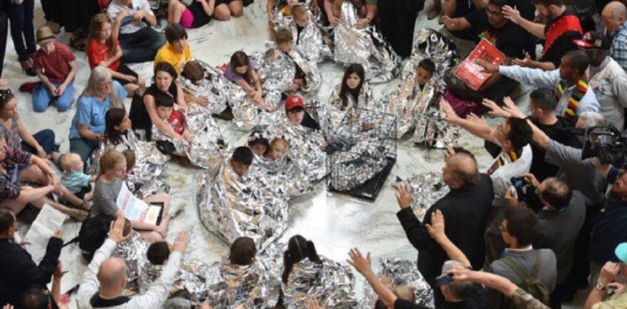 Autoridades migratorias coaccionan a migrantes separados de sus hijos