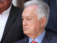 Bartlett niega ser un dinosaurio; no renunciará a CFE