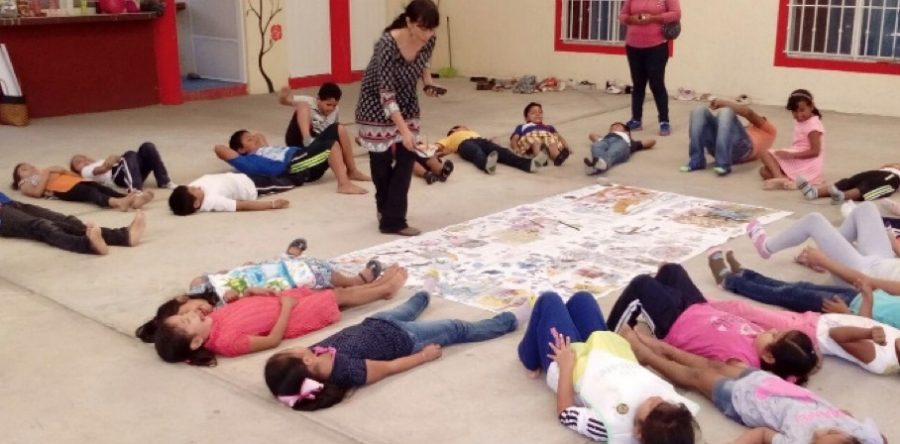 Imparten talleres artísticos a niños mixes afectados por sismos