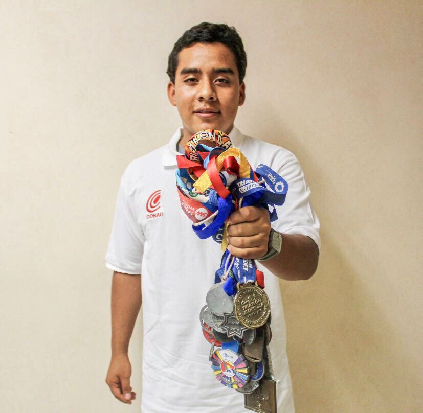 Estudiante y triatleta del COBAO, orgullo oaxaqueño