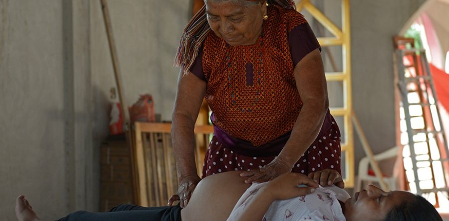 Capacita SSO a personal médico y parteras tradicionales en competencias interculturales