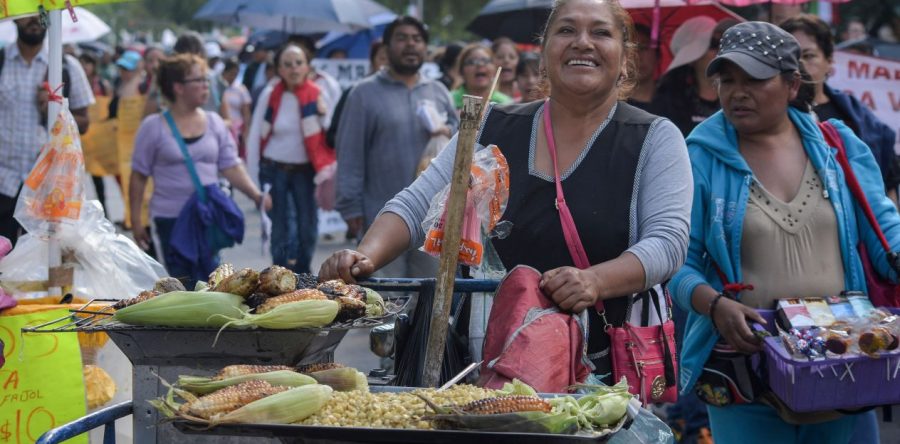 Casi 6 de cada 10 trabajadores lo hacen en la informalidad: Inegi