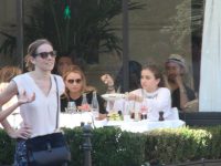 Captan a Angélica Rivera y a sus hijas vacacionando en lujosa zona de París