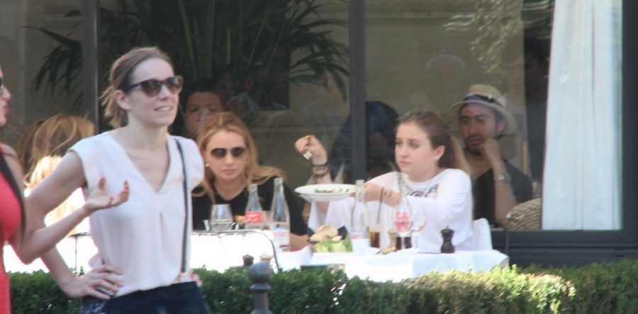 Captan a Angélica Rivera y a sus hijas vacacionando en lujosa zona de París