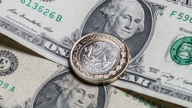 Peso avanza ante tropiezo del dólar por comentarios de Trump