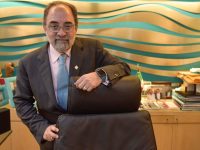 El dirigente del Panal evita hablar de Elba Esther, pero ya piensa en un nuevo partido