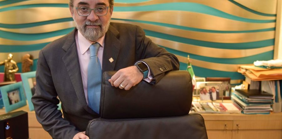 El dirigente del Panal evita hablar de Elba Esther, pero ya piensa en un nuevo partido