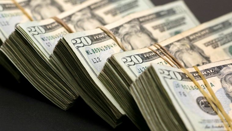 El dólar hace ‘chuza’ con el peso y todas las monedas emergentes