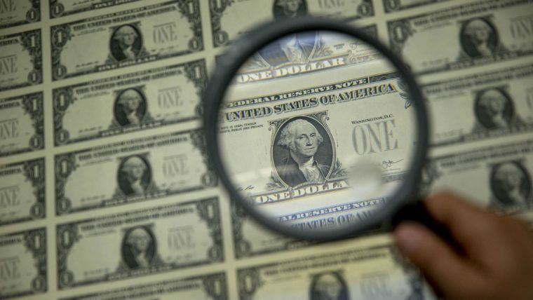 El dólar sube a 18.90 pesos en bancos por tensión comercial EU-China