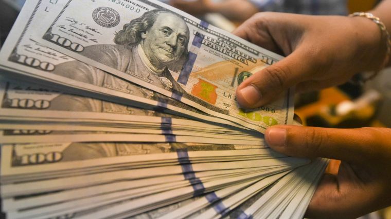 El dólar ‘trepa’ a 19.30 pesos en bancos