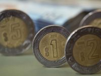 El peso avanza en el ‘día de fiesta’ de AMLO