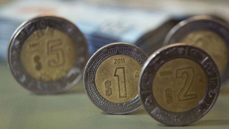 El peso avanza en el ‘día de fiesta’ de AMLO