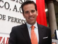 Elba Esther demandará a Carlos Loret de Mola por daño moral