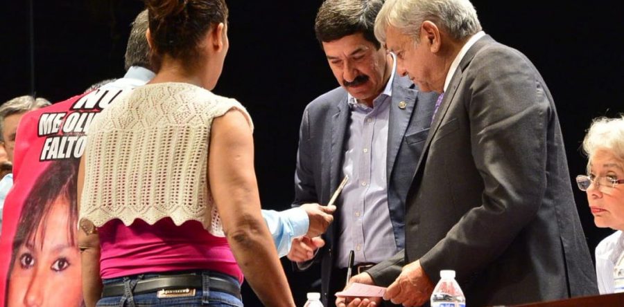 En Juárez, AMLO pide a víctimas que perdonen; éstas reviran: “¡No! Sin justicia no hay perdón”