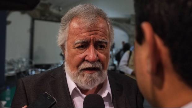 Encinas promete a padres de normalistas de Ayotzinapa encontrar la verdad