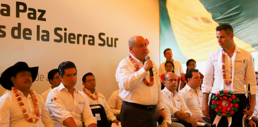 Entrega IEEPO apoyos educativos en beneficio de 53 mil niños de la Sierra Sur