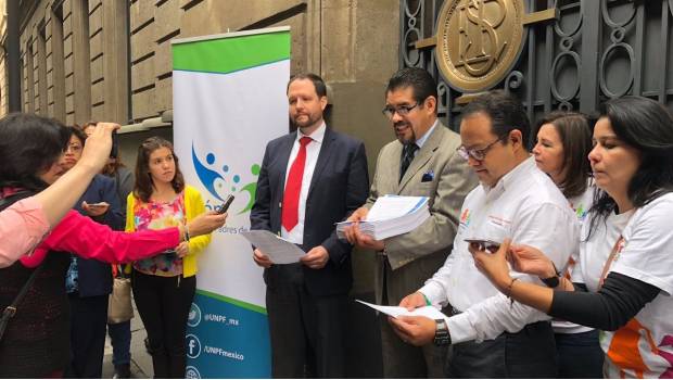 Errores en libros de texto reflejan cerrazón de autoridades: Padres de familia