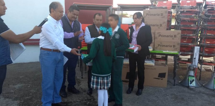 Escuelas de la Mixteca reciben mobiliario, equipo y apoyos por 22.1 mdp