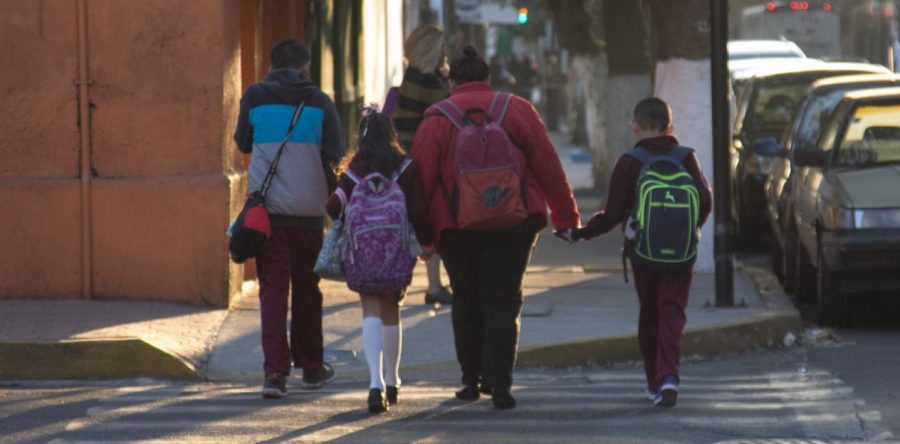 Estos son los daños que causa a niños el exceso de peso en las mochilas