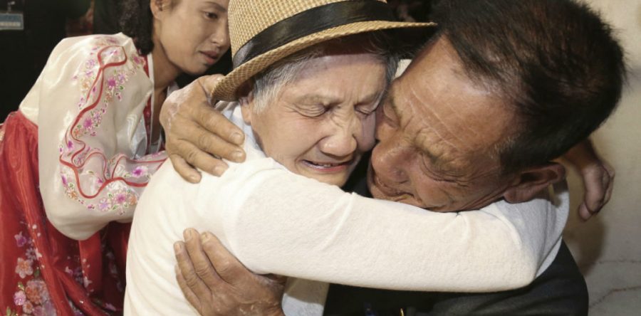 Familias vuelven a reunirse tras más de 60 años de separación por la Guerra de Corea