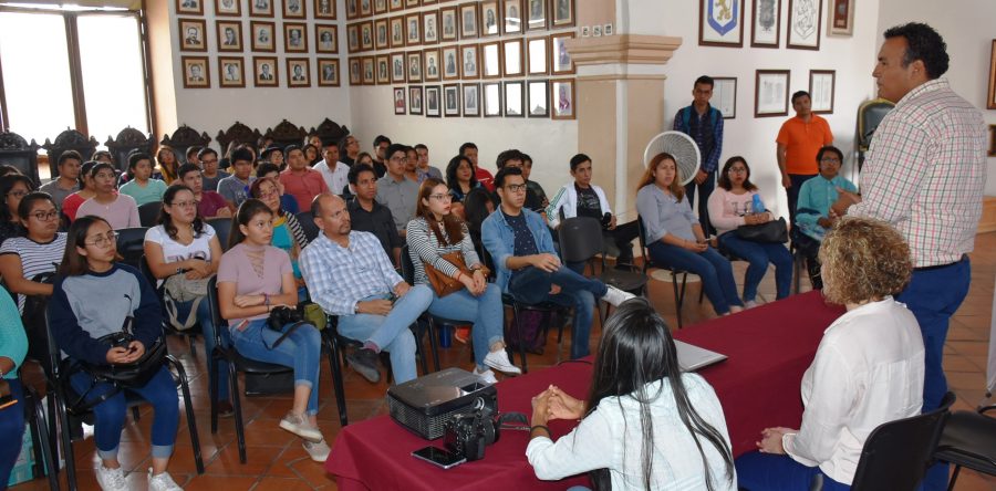 Imparten a jóvenes capitalinos taller de fotografía básica