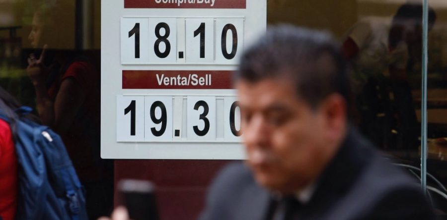 Peso cae; mercado espera noticias sobre el TLCAN