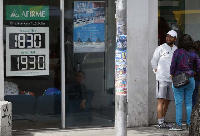 Peso reporta pérdida por tensiones comerciales