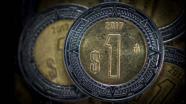Peso se contagia de aversión global al riesgo de la lira turca