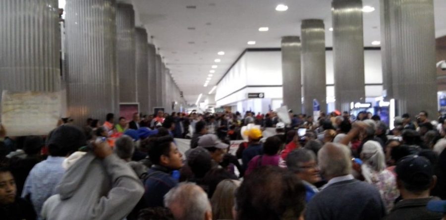 Protesta la ANUEE en el AICM contra la reforma energética