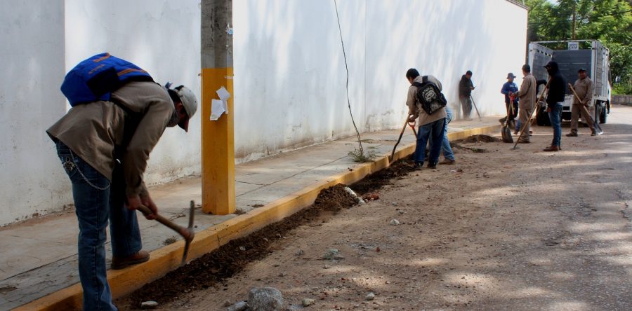 Retira Gobierno Municipal escombro acumulado en la colonia La Cascada
