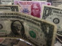 Retrocede peso, atento a negociación de TLCAN