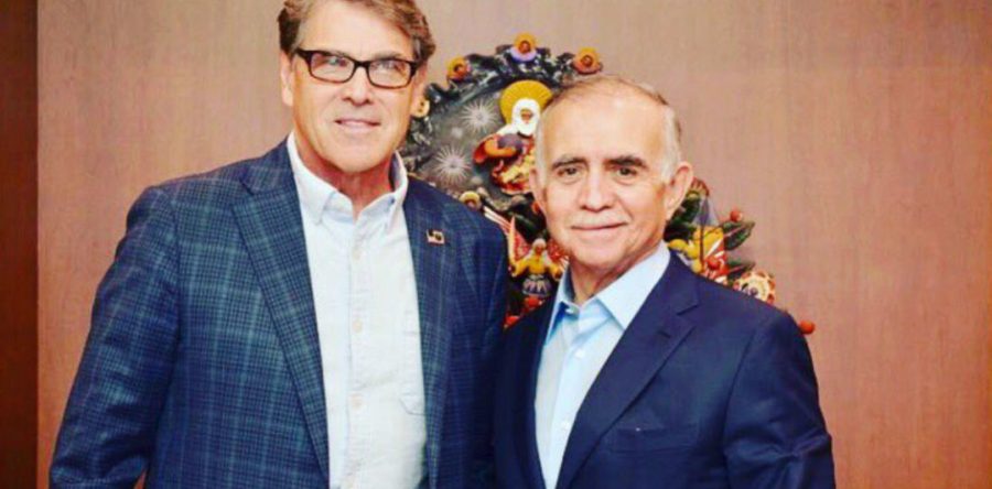 Rick Perry aplaude plan de AMLO de frenar importaciones masivas de gasolina y diésel